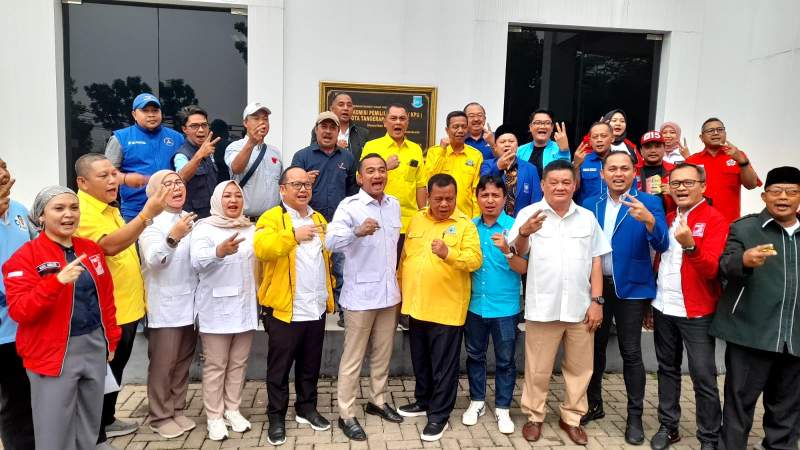 Ketua TKD Prabowo-Gibran Kota Tangsel Moch. Ramlie fose bersama dengan Anggota DPRD dan pengurus Parpol yang tergabung dalam Koalisi Indonesia Maju (KIM) usai daftarkan tim kampanye di KPU Kota Tangsel.