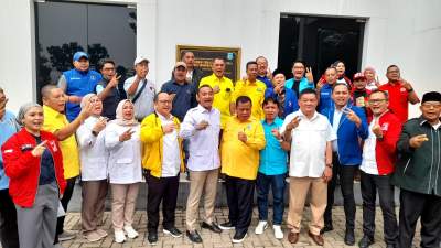 Ketua TKD Prabowo-Gibran Kota Tangsel Moch. Ramlie fose bersama dengan Anggota DPRD dan pengurus Parpol yang tergabung dalam Koalisi Indonesia Maju (KIM) usai daftarkan tim kampanye di KPU Kota Tangsel.