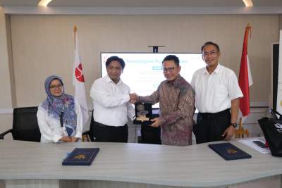 Harimurti Nuradji, DVM, Ph.D., Kepala Pusat Riset Veteriner BRIN bersama Sony Sitorus, Direktur RSI