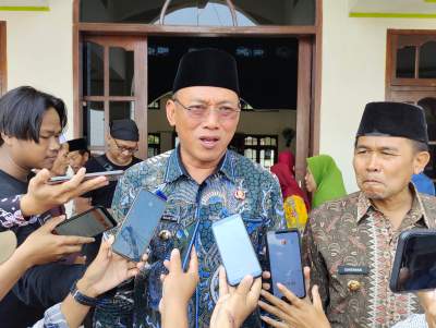 Walikota Cilegon Helldy Agustian saat memberikan keterangan kepada awak media usai menghadiri kegiatan di salah satu masjid di Lingkungan Ciore Jaya, Kelurahan Grogol, Jum'at (19/8/2022).