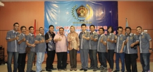 Serpong- Fhoto bersama Walikota Tangsel dan Ketua Umum PWI Pusat dengan Pengurus Baru PWI Kota Tangsel periode 2014-2017 