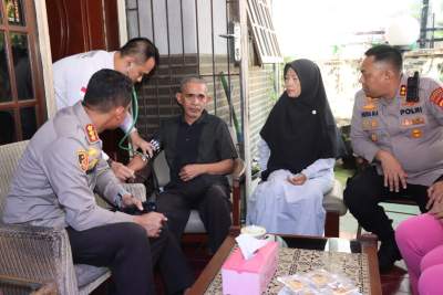 Kapolresta Tangerang Jenguk Anggota yang Sakit Menahun