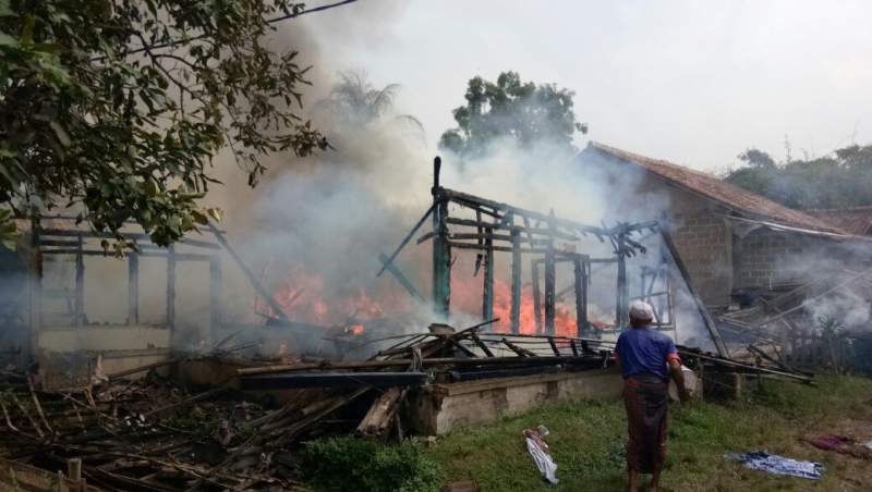Diduga Akibat Arus Pendek, Dua Rumah Ludes Terbakar