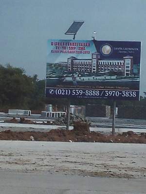 Plang Pembangunan sekolah Saint Laurensia di Sindang Jaya