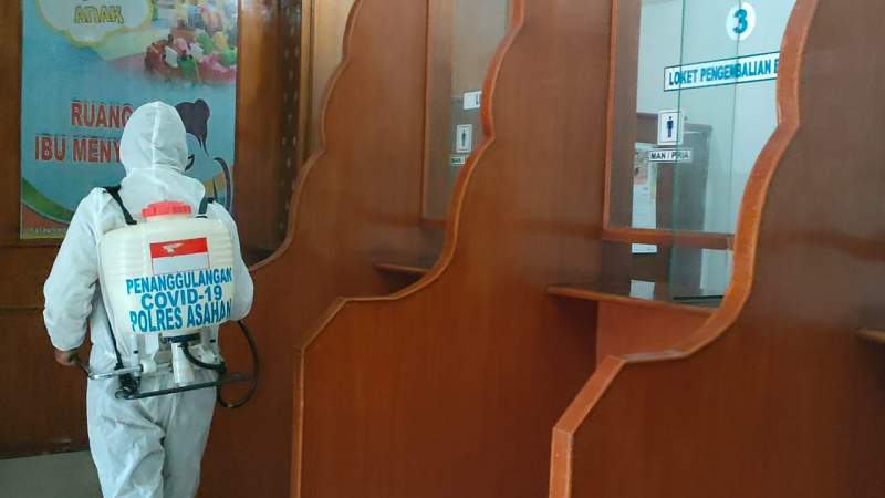 Penyemprotan Cairan Desinfektan di lingkungan Mako Sat Lantas Polres Asahan