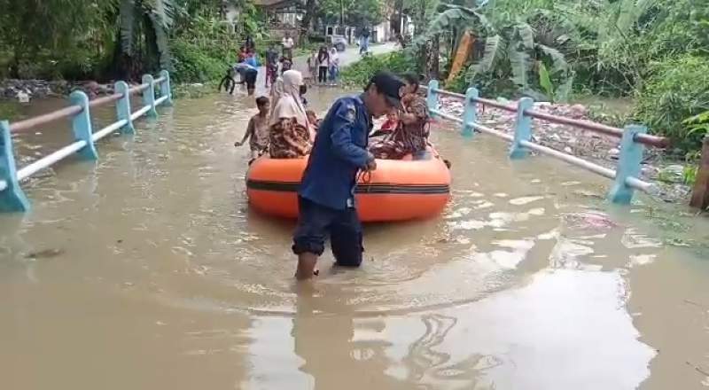Luapan Air Kali Cidurian Rendam Jembatan Penghubung Cisoka - Carenang
