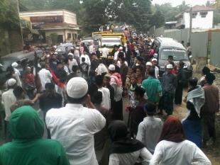 Ratusan Masa Datangi Kantor Bupati