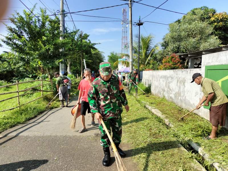 Dua Babinsa Curug  Pimpin Karyabakti Kampung Pabuaran