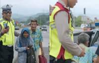 Rindu Cucu, Kakek dan Nenek Ini Rela Jalan Kaki Susuri Tol