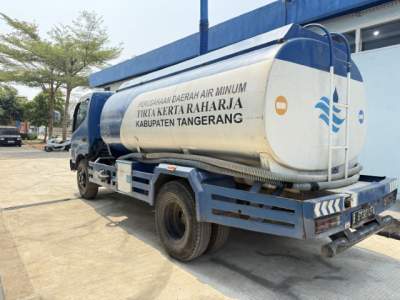 Kemarau Tak Hentikan Pelayanan, PERUMDAM TKR Salurkan Tangki Air Bersih untuk Masyarakat