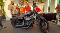 Kapolres Tangsel AKBP Iman Setiawan menunjukan Harley Davidson yang dibawa kabur Temmy Lexiary ke Cigudeg, Bogor.