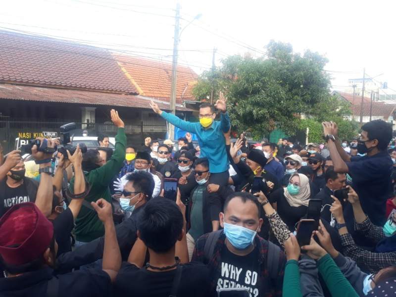 Unggul Versi Quick Count LSI, Pilar diarak Pendukung