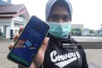 Warga menunjukan KTP Digital di Kantor Kecamatan Nanggung, Kabupaten Bogor, Kamis (23/2/2023). (Foto: Aip/DB)