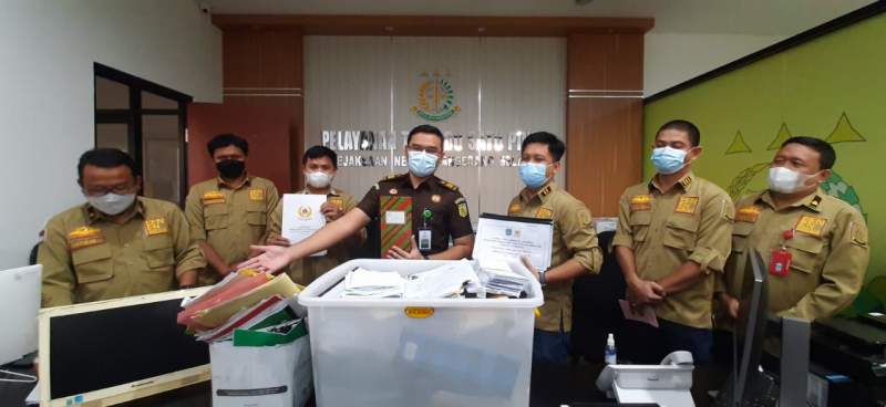 Tim penyidikan Kejari Tangsel saat menunjukan hasil dari penggeledahaan kantor sekretariat KONI Tangsel, Kamis (8/4/2021).