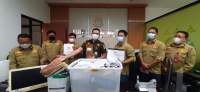 Tim penyidikan Kejari Tangsel saat menunjukan hasil dari penggeledahaan kantor sekretariat KONI Tangsel, Kamis (8/4/2021).