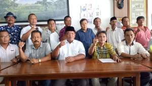 Sahruji dan Sam'un foto bersama dengan loyalisnya di Golkar usai menggelar konfrensi pers di salah satu rumah malam di Kota Cilegon, Selasa (18/8/2020).