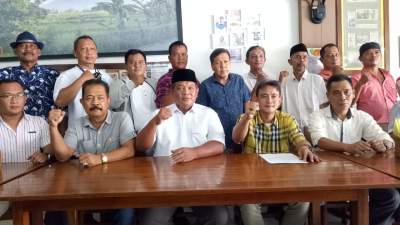 Sahruji dan Sam'un foto bersama dengan loyalisnya di Golkar usai menggelar konfrensi pers di salah satu rumah malam di Kota Cilegon, Selasa (18/8/2020).