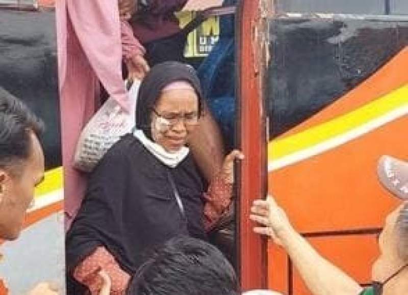 Isak Tangis Warnai Saat Korban Tiba di Sukamulya