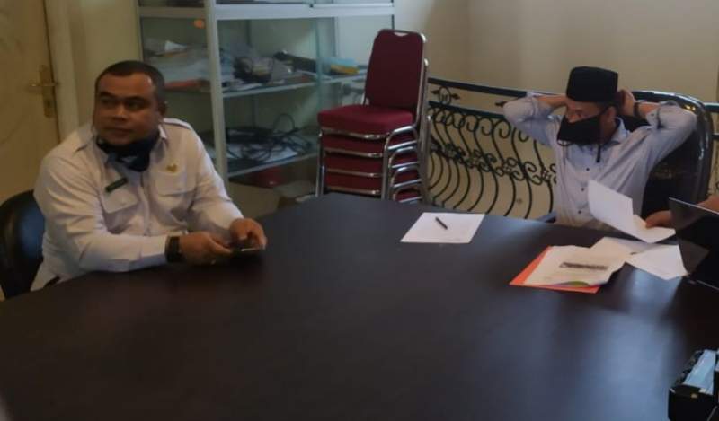 Tomy Patria saat klarifikasi dengan Bawaslu Tangsel.