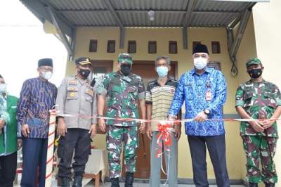 Zaki Bersama Danrem 052/Wijayakrama Serahkan Rumah Layak Huni di Panongan