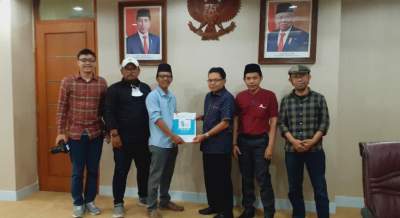 Ketua LBB Tangsel serahkan naskah lenong Betawi kepada Direktur Pengembangan dan Pemanfaatan Kebudayaan pada Kemenristekdikti RI.