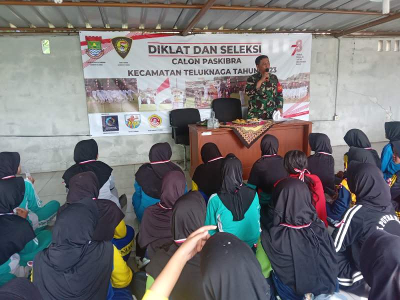 Danramil Teluk Naga Berikan Materi Bela Negara Kepada Para Siswa SMA dan SMK