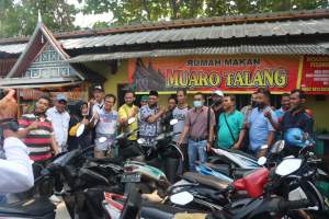 Warga minang siap memenangkan pasangan Helldy-Sanuji&nbsp; saat deklarasi di salah satu rumah makan yang berada di Pasar Kranggot, Kelurahan Sukmaya, Kecamatan Jombang, Senin (27/7/2020).&nbsp;