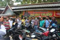 Warga minang siap memenangkan pasangan Helldy-Sanuji&nbsp; saat deklarasi di salah satu rumah makan yang berada di Pasar Kranggot, Kelurahan Sukmaya, Kecamatan Jombang, Senin (27/7/2020).&nbsp;