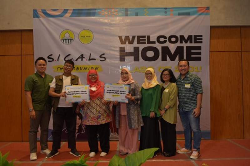 Pemberian Donasi kepada Perwakilan Guru