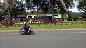 Pengendara sepeda motor saat melintasi salah satu hotel di Jalan KH Yasin Beji, Kota Cilegon, Rabu (15/4).