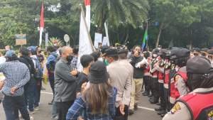 Pendemo di Depan Kantor Bupati Tangerang Diamankan Polisi