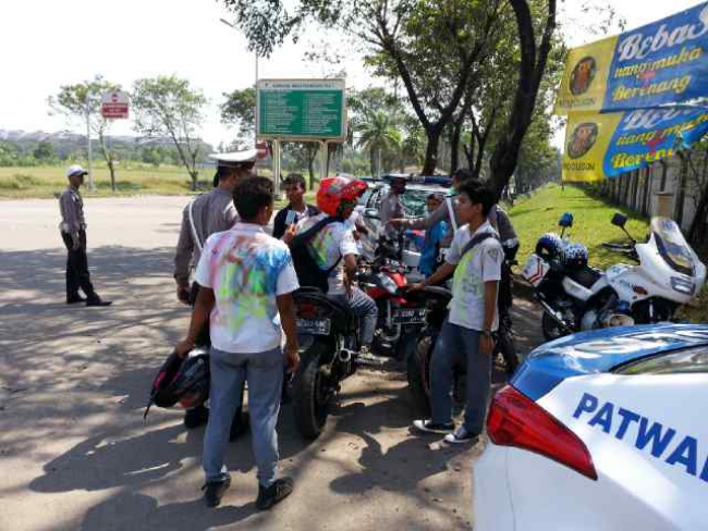 Tak Bersurat Lengkap, Siswa Lulus UN Di Tilang