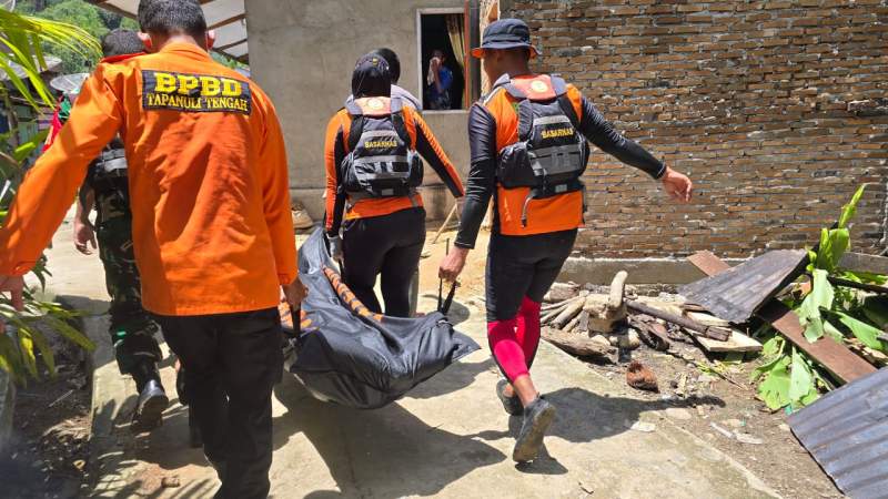 Basarnas Nias evakuasi korban dari muara Aek Sipakpahi.