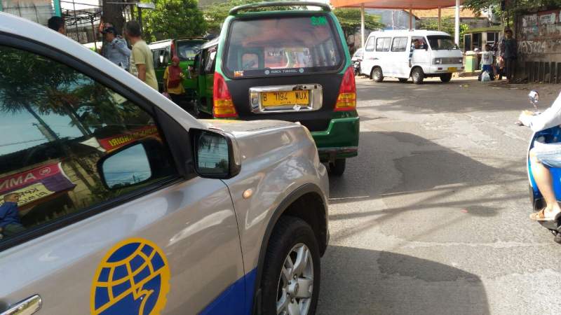 Petugas Dishub Kota Tangerang menegur bus yang mangkal.
