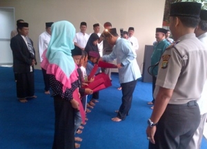 Walikota Tangerang pakai koko hijau saat memberikan santunan anak Yatim