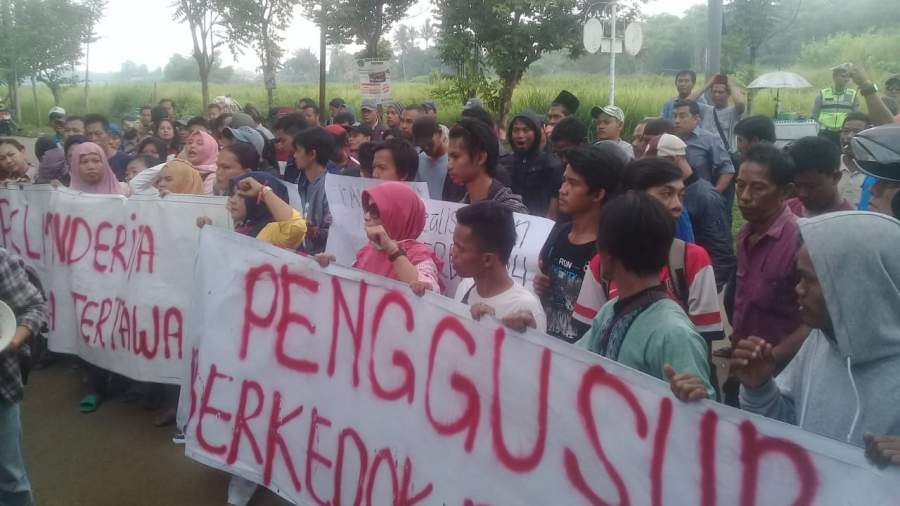 Meminta Kejelasan, Puluhan PKL Stadion Geruduk Pemkot Serang