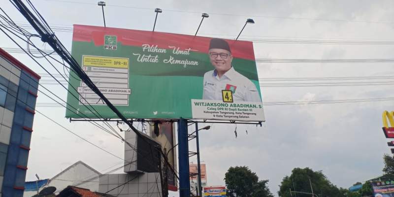 Alat Peraga Kampanye Caleg Di Jalan Protokoler langgar Aturan