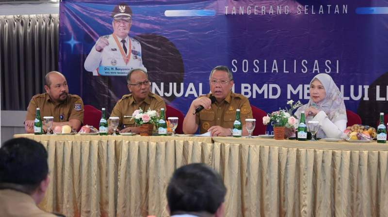 Wali Kota Tangsel Benyamin Davnie, Kepala BKAD dan Sekretarisnya, Wawang dan Billy saat sosialisasi penjualan BMD melalui lelang.