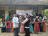 Penyerahan wakaf Al Quran dari Dhompet Dhuafa