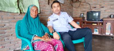 Kabid Cipta Karya, Teguh Pane kunjungi kediaman nek Ramlah di Desa Makmur.