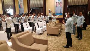 Asep Solahudin bersama relawan Kopi Hitam Kota Tangsel saat konsolidasi pemenangan Prabowo-Gibran di salahsatu hotel kawasan BSD Serpong.