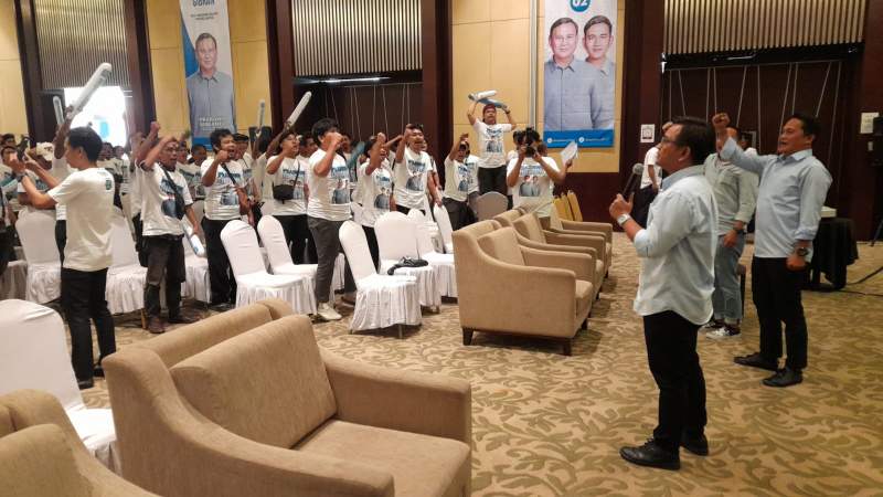 Asep Solahudin bersama relawan Kopi Hitam Kota Tangsel saat konsolidasi pemenangan Prabowo-Gibran di salahsatu hotel kawasan BSD Serpong.