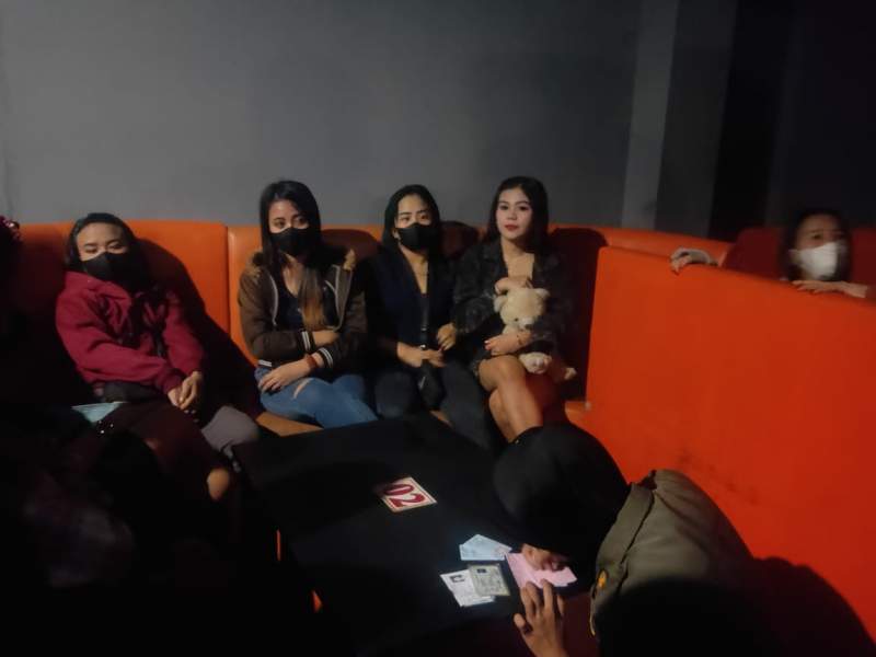 Beberapa Pemandu Karaoke Saat Dimintai Keterangan oleh Satpol PP Tangsel