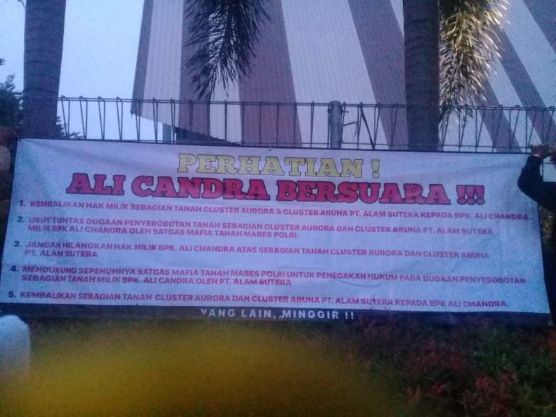 Spanduk Nada Protes di Sengketa PT. Alam Sutera Realty-Ali Chandra