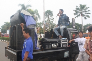 Aksi demo yang dilakukan oleh Masyarakat yang mengatas namakan FK-Timses Pemenangan Erwan-Heryani