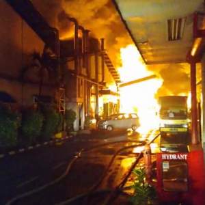 Pabrik Cat Di Jatiuwung Ludes Dilalap Sijago Merah
