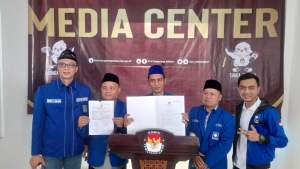 Ketua DPD PAN Kota Tangsel Asropi Setiawan (tengah) menunjukan berkas tanda terima pendaftaran Bacaleg di KPU Kota Tangsel.