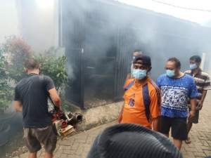 Antisipasi DBD, Warga Kelurahan Kelapa Indah Lakukan Fogging Secara Swadaya