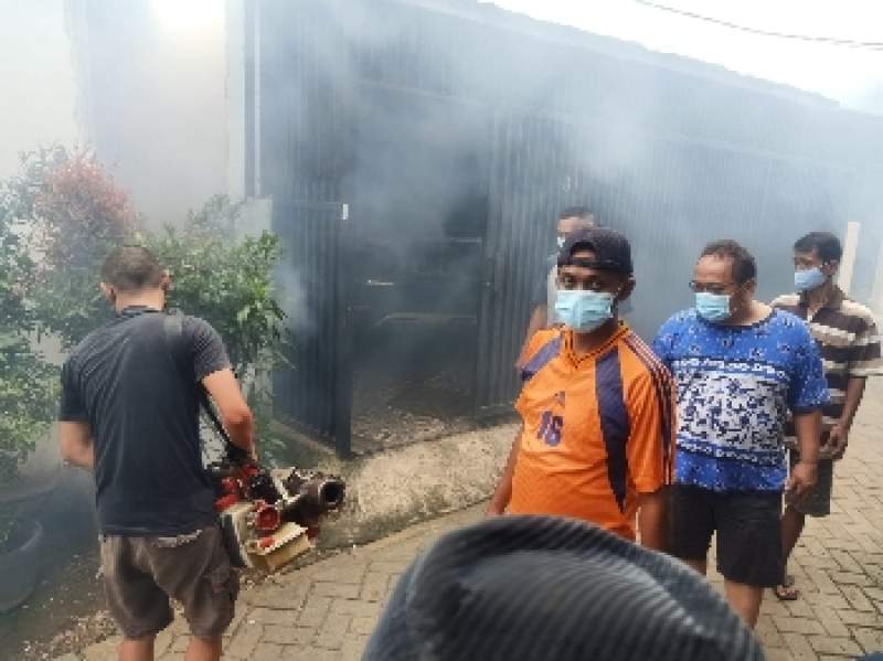 Antisipasi DBD, Warga Kelurahan Kelapa Indah Lakukan Fogging Secara Swadaya