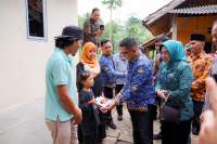 Gubernur Banten Andra Soni Serahkan Kunci Rumah Layak Huni Kepada Warga Kampung Korelet